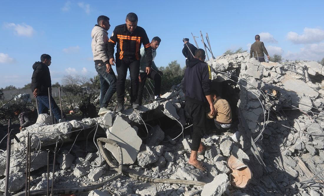 Palestinos buscan sobrevivientes después de un ataque aéreo israelí contra un edificio residencial en Rafah, en la Franja de Gaza. Foto: AP
