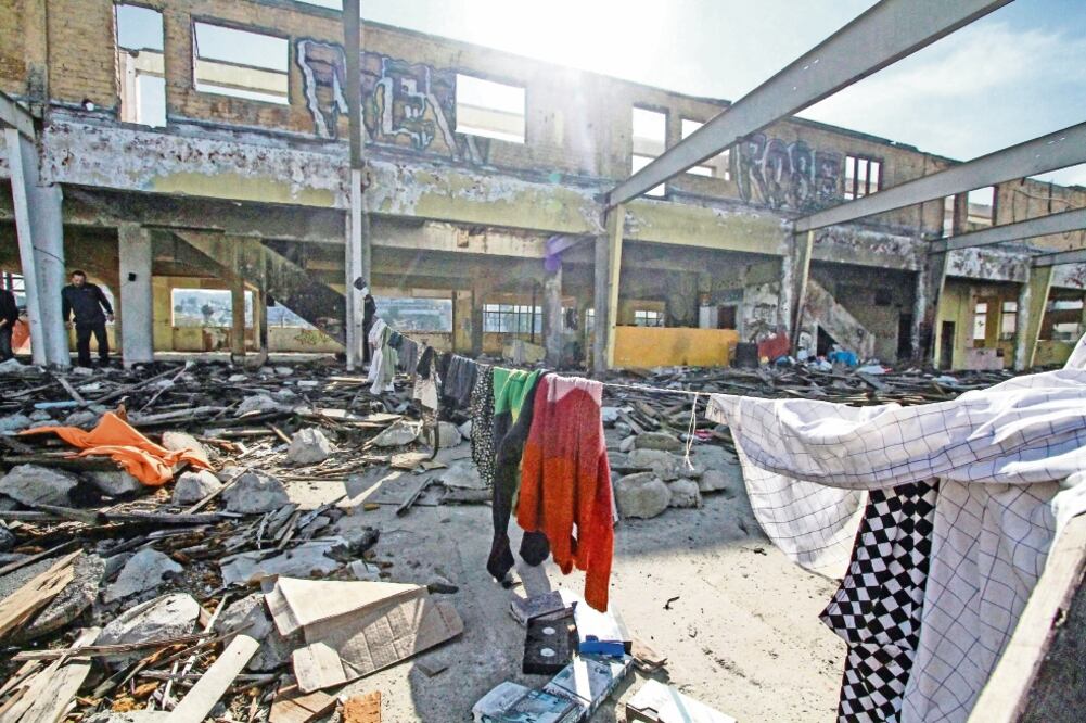 El Manicomio es un edificio de cinco pisos casi desecho, entre las calles Décima y Novena, del centro de Tijuana, para llegar hasta el lugar donde se consigue alguna droga hay que sortear ratas y basura. (Foto: JOEBETH TERRÍQUEZ)
