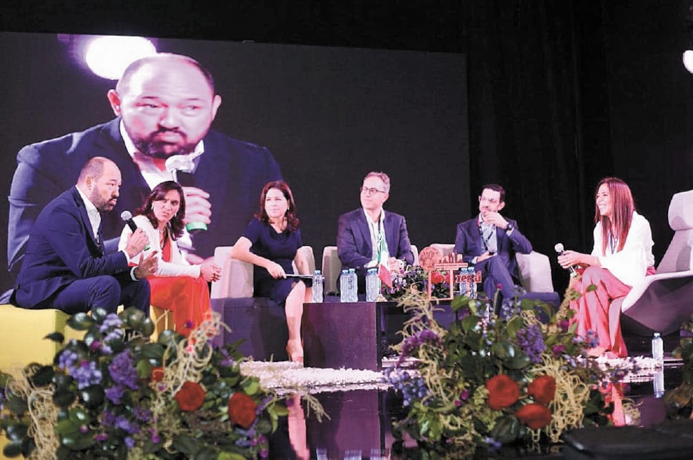 Arturo Castro, de Steelcase México; Laura Cruz, de Mastercard; Angélica Rui z, de BP México, y Andrea Keller, de Edenred México, entre otros, en el foro. Foto: CORTESÍA