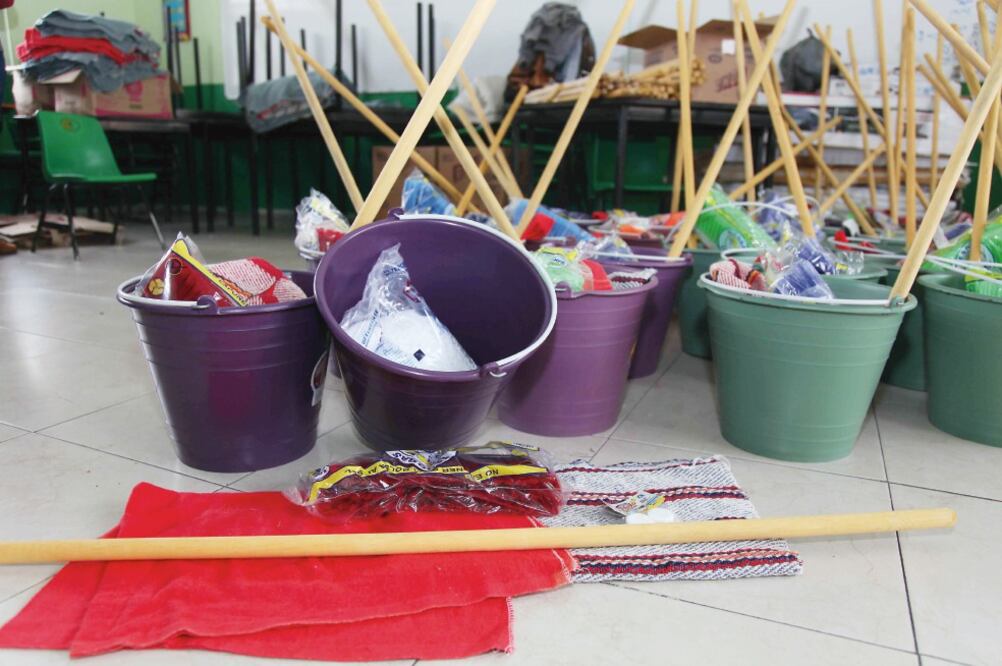 El paquete de limpieza distribuido entre los habitantes incluye dos cubetas, jerga, una escoba, franela y cloro para desinfectar la cisterna. (AYUNTAMIENTO DE ECATEPEC)