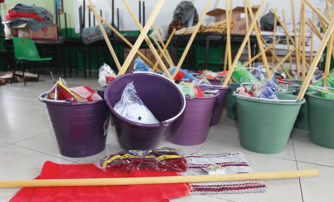 El paquete de limpieza distribuido entre los habitantes incluye dos cubetas, jerga, una escoba, franela y cloro para desinfectar la cisterna. (AYUNTAMIENTO DE ECATEPEC)