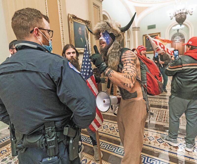 Jacob Anthony Chansley, también conocido como Q-Shaman, fue detenido por la irrupción violenta al Capitolio el pasado miércoles. Foto: AP