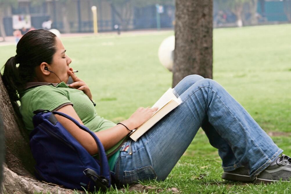 Aunque la iniciativa no establece rangos desde dónde abarcaría la prohibición, en ciudades como Nueva York se impide fumar en parques públicos. (ARCHIVO EL UNIVERSAL)