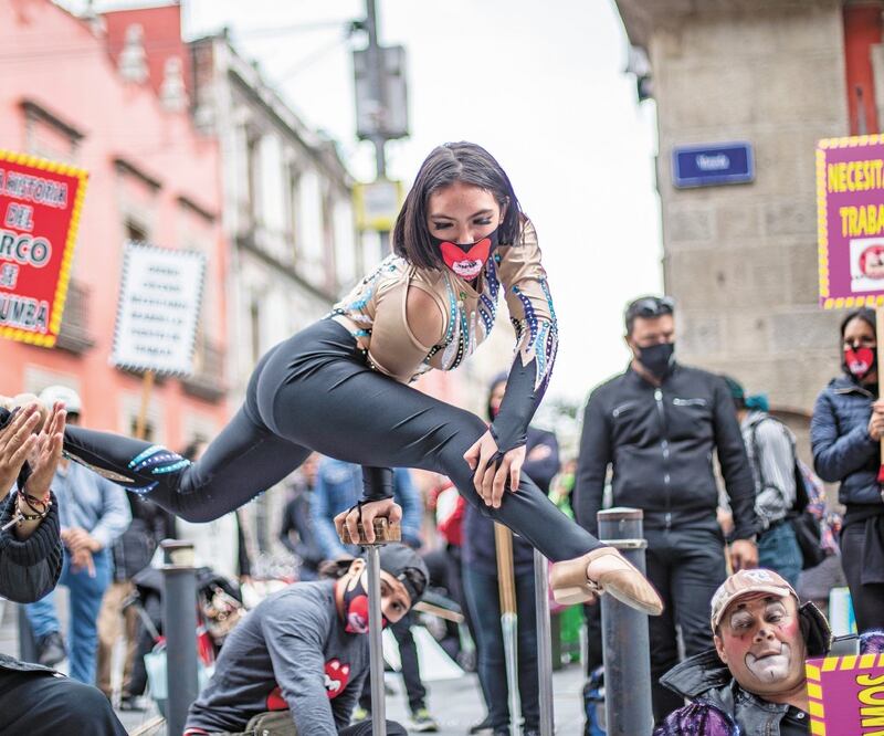Payasos y equilibristas se manifestaron frente a Palacio Nacional para demandar la reanudación de sus espectáculos. FOTOS: SERGIO TAPIA. EL UNIVERSAL