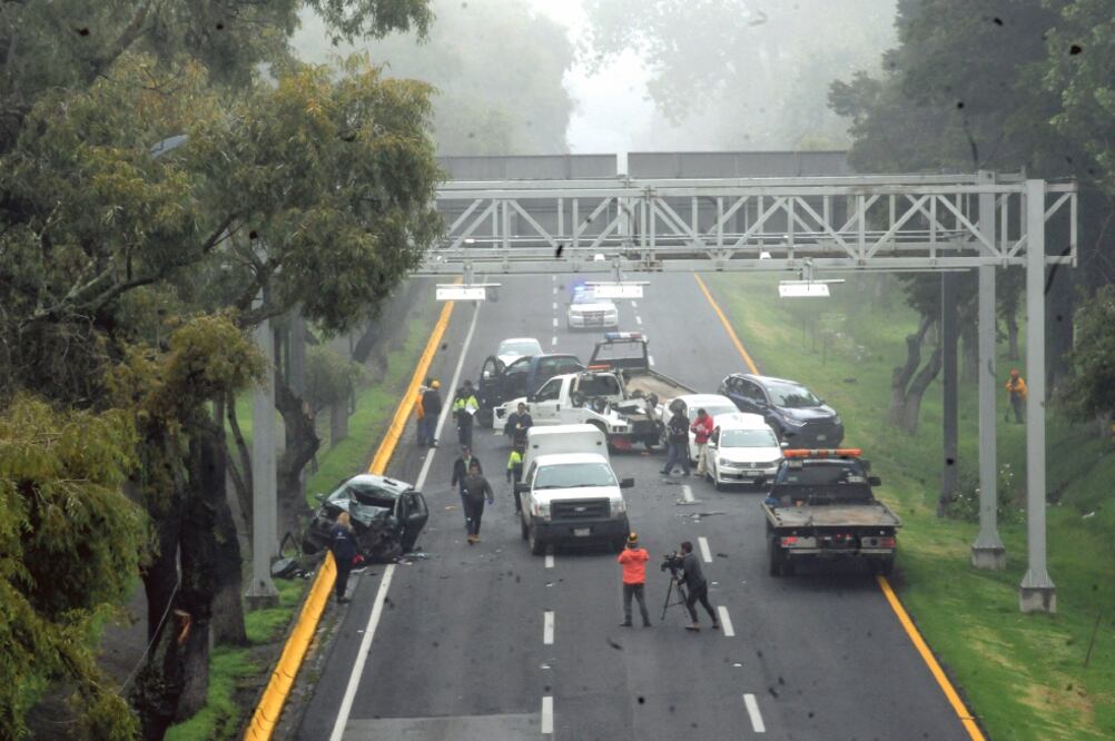 En el accidente ocurrido en Paseo Tollocan, a la altura de avenida Tecnológic o, estuvieron involucrados al menos cuatro vehículos. (GERARDO MENDOZA. EL UNIVERSAL)