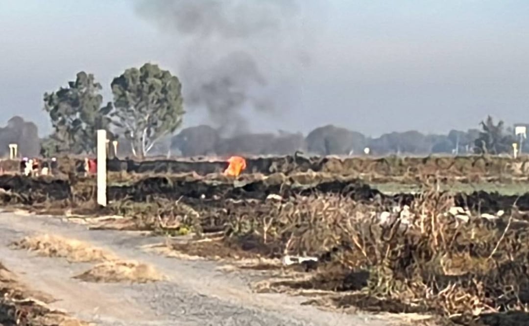 Personal de Pemex realizan la quema controlada de combustible. Foto: Especial