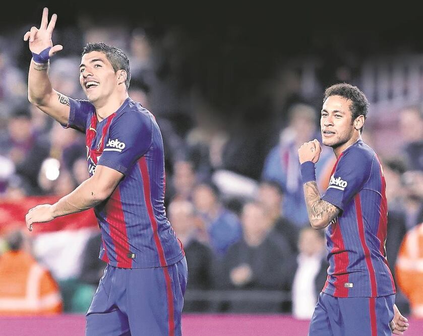 Luis Suárez hizo un doblete en la victoria de ayer (ANDREU DALMAU. EFE)