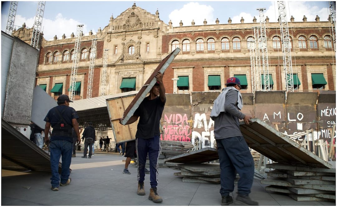 Retiran vallas de Palacio Nacional para evento de Claudia Sheinbaum. Foto: Yaretzy Osnaya/EL UNIVERSAL
