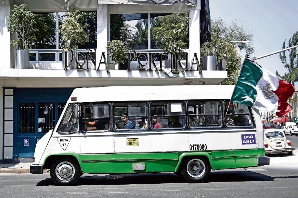 En las calles de la CDMX se vive el ambiente festivo por la celebración de la Independencia de México, que incluirá, entre otras cosas, un tributo a Juan Gabriel en la delegación Tláhuac (ALEJANDRA LEYVA. EL UNIVERSAL)