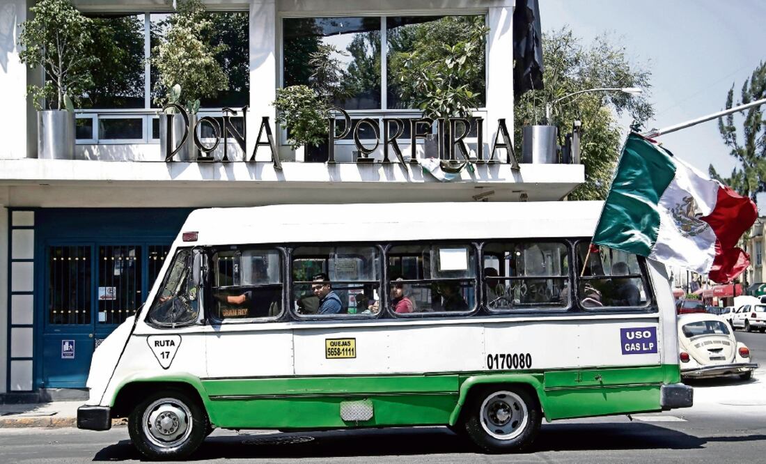 En las calles de la CDMX se vive el ambiente festivo por la celebración de la Independencia de México, que incluirá, entre otras cosas, un tributo a Juan Gabriel en la delegación Tláhuac (ALEJANDRA LEYVA. EL UNIVERSAL)