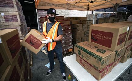 Empleados de Hollywood reciben comida de bancos de alimentos