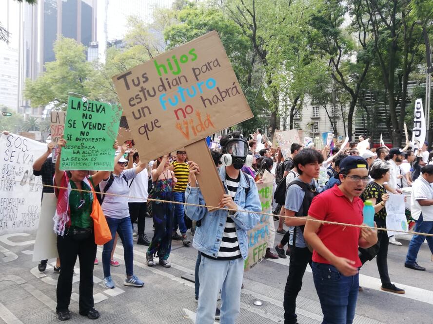Con marcha, jóvenes y niños piden a AMLO que declare una "emergencia climática"