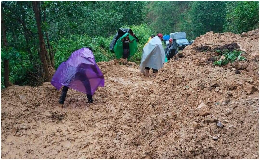 Este 24 de septiembre, se cumple una semana de deslaves en Oaxaca que ha dejado incomunicadas a comunidades triquis. Foto: Especial