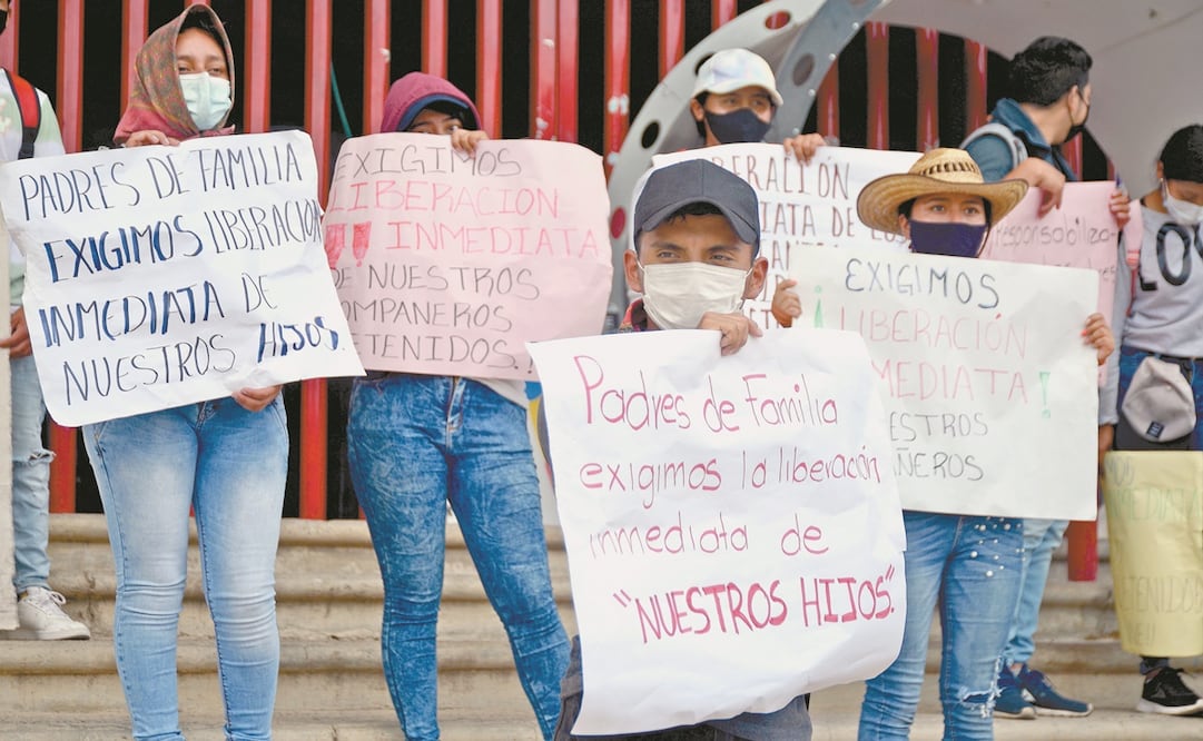 Padres de los jóvenes normalistas se manifestaron contra la prisión preventiva que un juez dictó a los 93 estudiantes. Foto: ARCHIVO EL UNIVERSAL