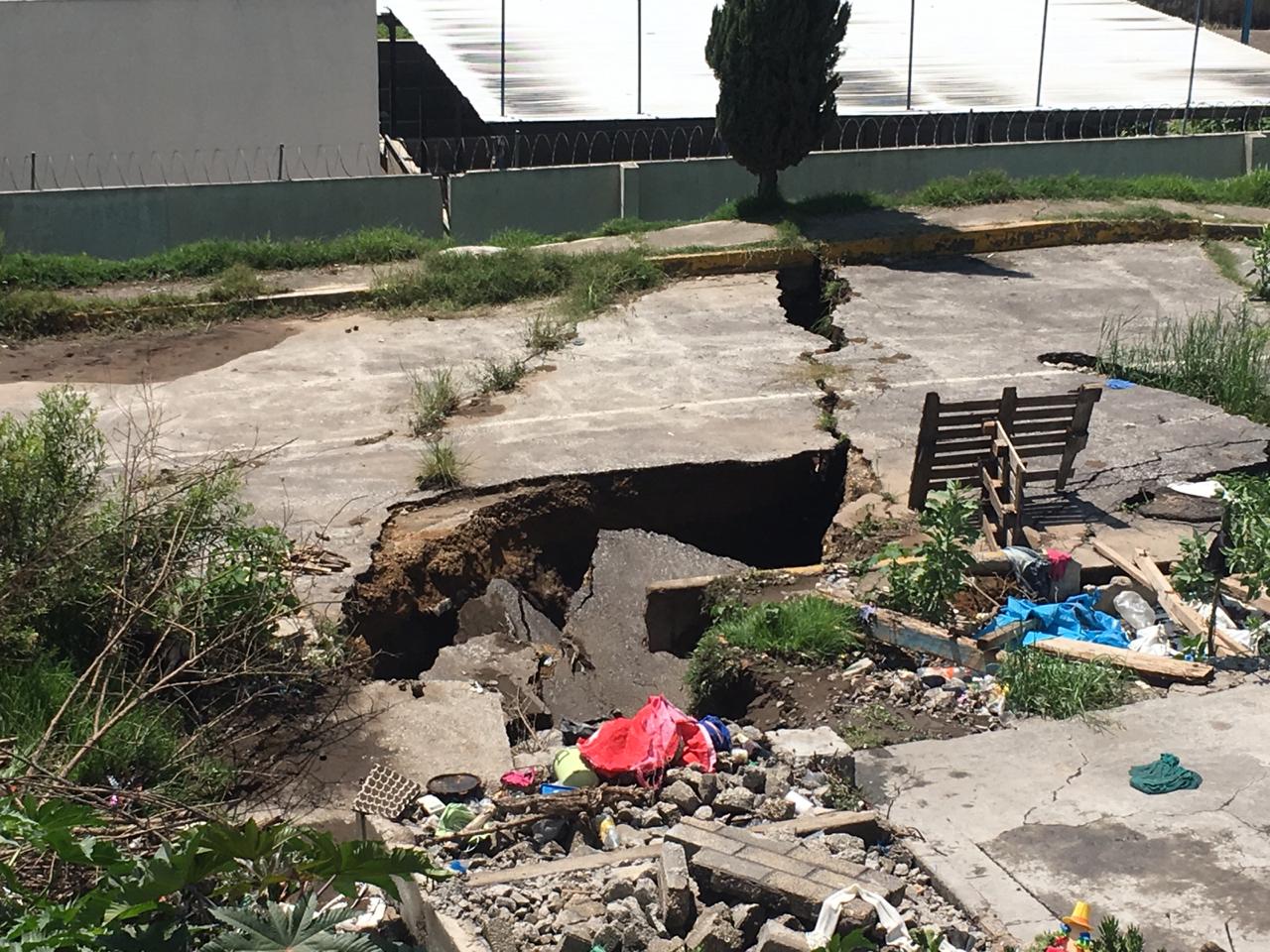 En riesgo 8 mil habitantes de Cerro del Marquez en Valle de Chalco por grieta