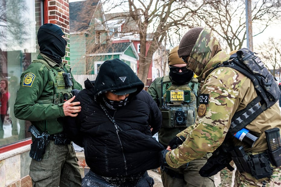 Agentes de la Patrulla Fronteriza escoltan a un detenido, en Minneapolis, Minnesota, donde se han recrudecido las protestas contra la presencia del ICE. FOTO: KEREM YUCEL. AFP