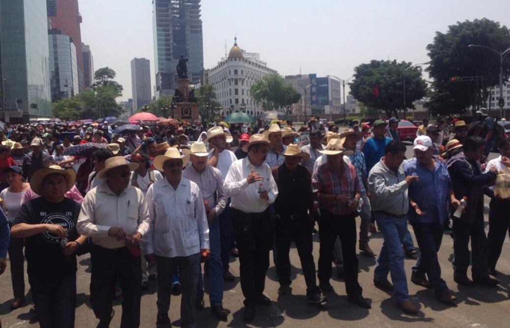 Integrantes de la Coordinadora Nacional de Trabajadores de la Educación (CNTE) iniciaron una marcha del cruce de Bucareli y Reforma hacia la residencia oficial de Los Pinos, donde demandarán la instalación de una mesa de diálogo. Foto Julián Sánchez