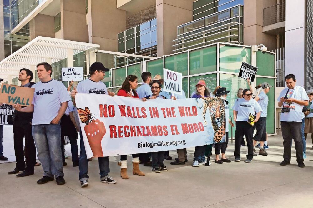 No a divisiones. Manifestantes expresaron ayer su rechazo al muro, afuera de la corte federal de San Diego, California. (ELLIOT SPAGAT. AP)