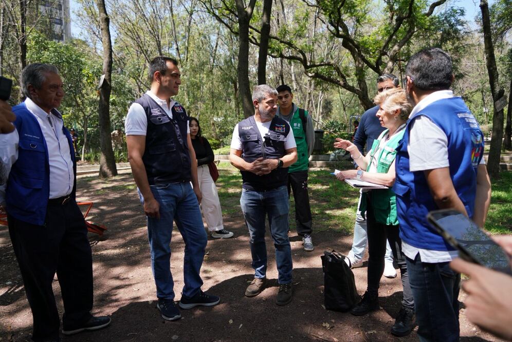 Este sábado arrancó el programa comunitario en el que 15 infractores cívicos resarcieron el castigo que se les impuso, especialmente por foto multas, con horas de servicio a la comunidad en calles de la alcaldía Miguel Hidalgo. (Foto: especial)