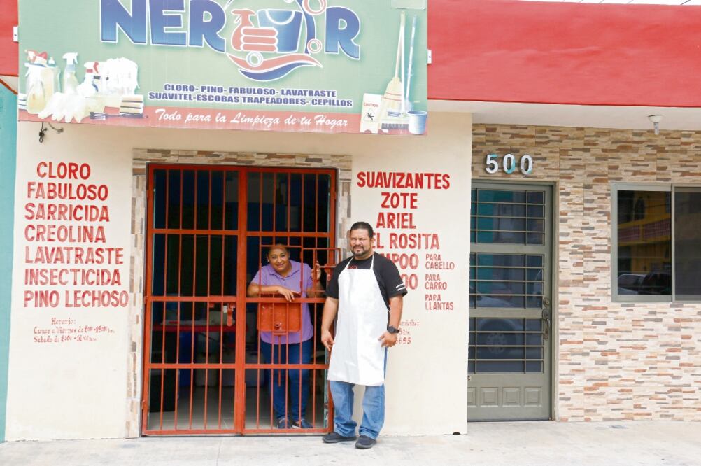 Isis y Hebert pasaron de ganar 120 mil pesos al mes en Pemex a ser propietarios de un local de productos de limpieza que les deja 6 mil pesos. (LUMA LÓPEZ. EL UNIVERSAL)