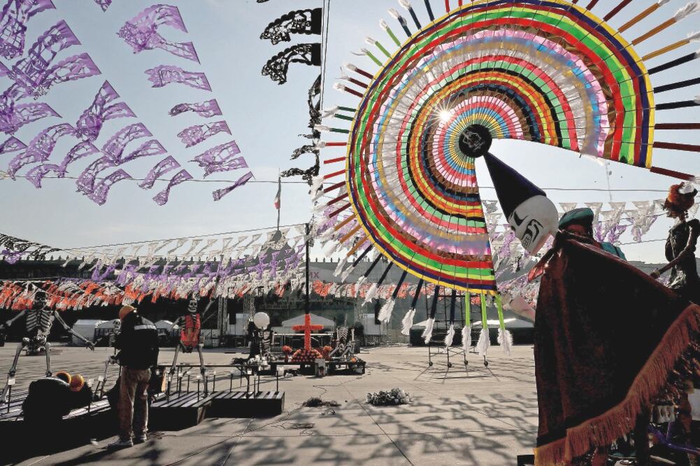En la plancha del Zócalo se alista una ofrenda monumental que está decorada con papel picado y calaveras en tamaño natural. (JUAN CARLOS REYES. EL UNIVERSAL)