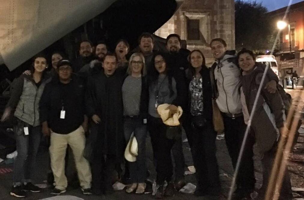 Muñoz, cuarto de derecha a izquierda, fue asesinado cuando buscaba locaciones para "Narcos". FOTO: Facebook/Carlos Muñoz Portal.