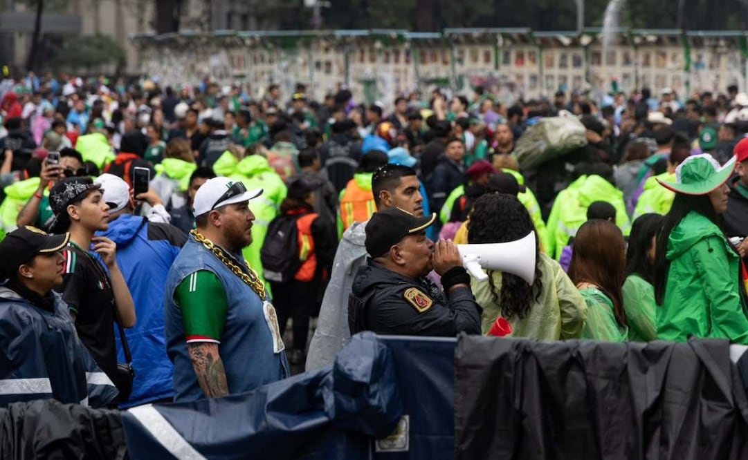 Pese al lleno total, abren y cierran el acceso al Ángel; el ingreso sigue de forma intermitente. Foto Hugo Salvador / EL UNIVERSAL