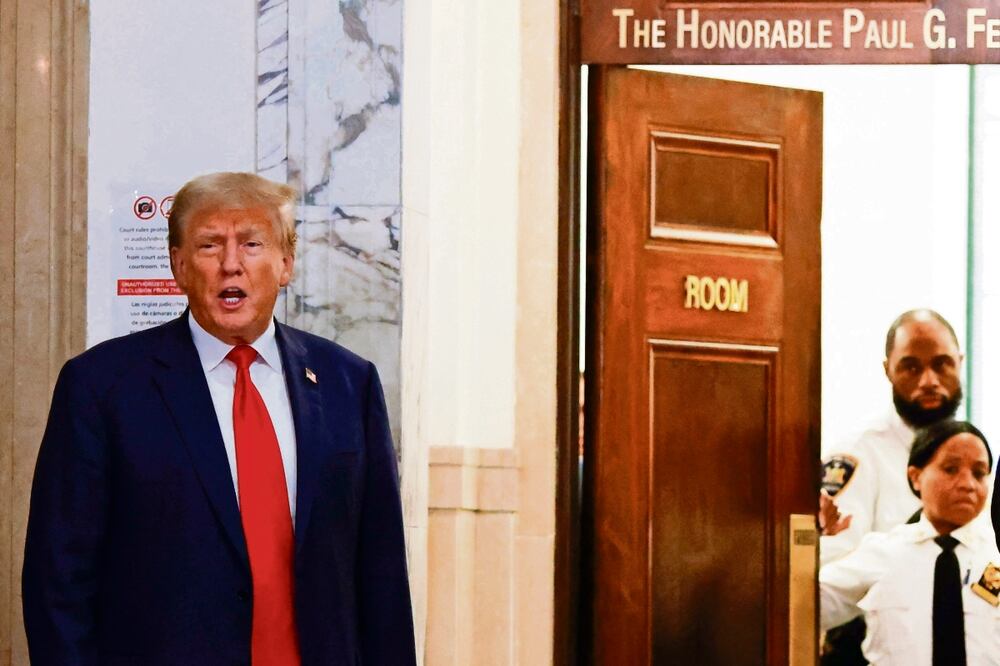 El expresidente estadounidense Donald Trump, afuera de la sala del tribunal de la Corte Suprema del estado de Nueva York. Foto: AFP