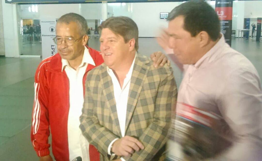 Miguel Herrera posa para la una fotografía junto a lado de unos aficionados
