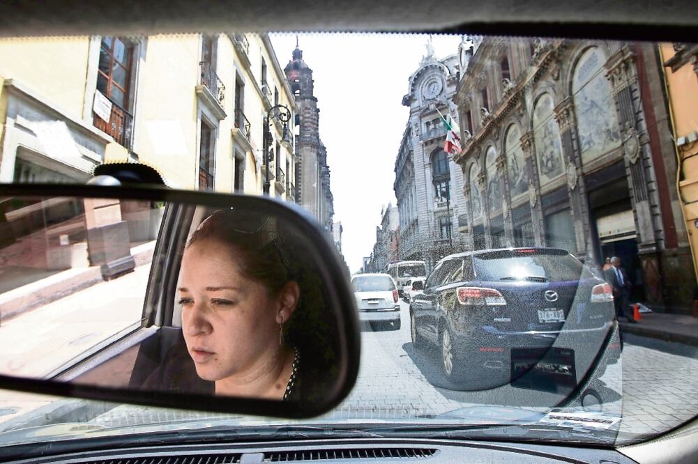 Rebeca, chofer de Uber, destacó que nunca se les ha informado acerca del pago para el Fondo del Taxi, la Movilidad y el Peatón (JUAN REYES. EL UNIVERSAL)