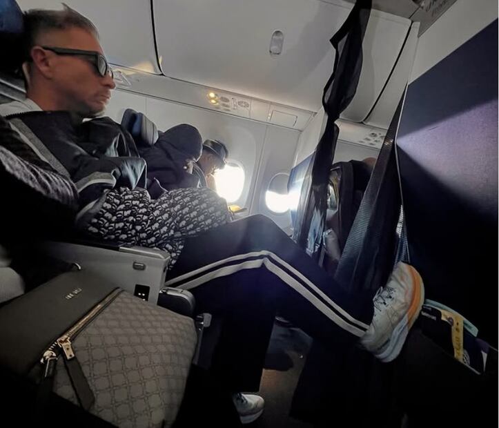 Salvador Zerboni fue exhibido en redes sociales con esta foto que compartió el abogado Guillermo Pous, quien asegura  se metió en la fila para abordar, "se dedicó a hacernos escuchar su música electrónica sin audífonos mientras dormía".