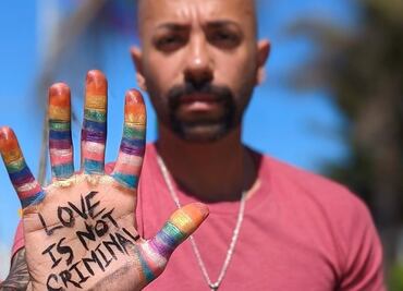 "Pensé que me matarían si alguien se enteraba de que soy gay": Nas Mohamed, el "primer qatarí en salir públicamente del clóset"