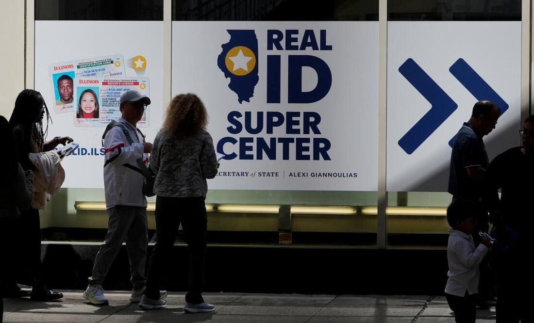 La gente hace fila para solicitar una identificación Real ID en un Supercentro Real ID en el centro de Chicago, el martes 6 de mayo de 2025. Foto: AP