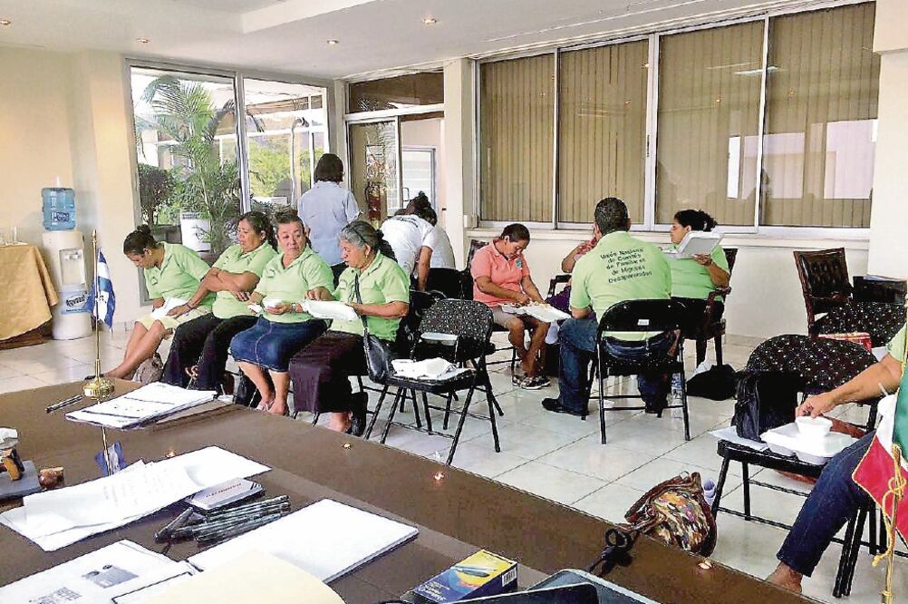 Autoridades mexicanas fueron a Honduras en septiembre pasado para recibir denuncias de casos de personas desaparecidas en territorio nacional. Uno de los objetivos es mantener a los familiares al tanto del rumbo de las indagatorias (CORTESÍA DE FJEDD)