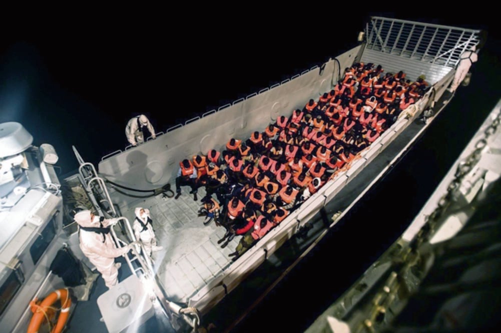 Imagen del rescate de los 629 inmigrantes que quedaron a la deriva en el barco Aquarius , al que se le impidió atracar en Italia y Malta. España dio instrucciones para que pud ieran desembarcar en el puerto de Valencia. Foto: OSCAR CORRAL. EFE