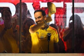 El candidato presidencial colombiano Abelardo de la Espriella, en un mitin en Barranquilla, Colombia, con la playera de la selección. FOTO: RODRIGO BUENDIA. AFP