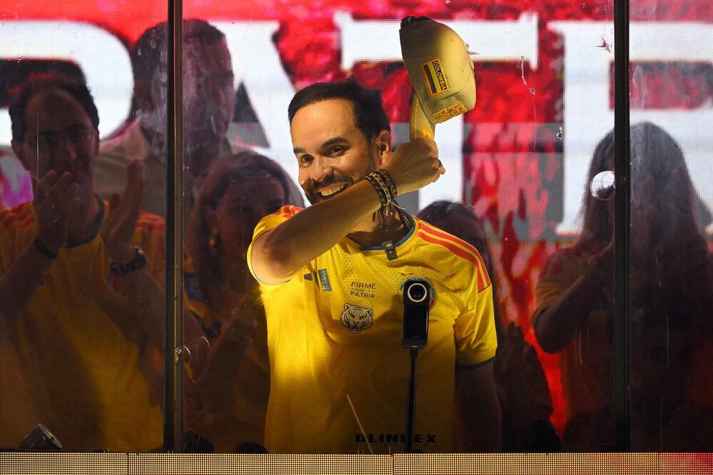 El candidato presidencial colombiano Abelardo de la Espriella, en un mitin en Barranquilla, Colombia, con la playera de la selección. FOTO: RODRIGO BUENDIA. AFP