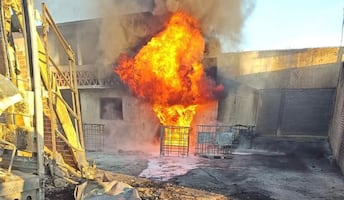 Se incendia bodega huachicolera en La Piedad, Michoacán; hay vecinos lesionados, casas y autos calcinados