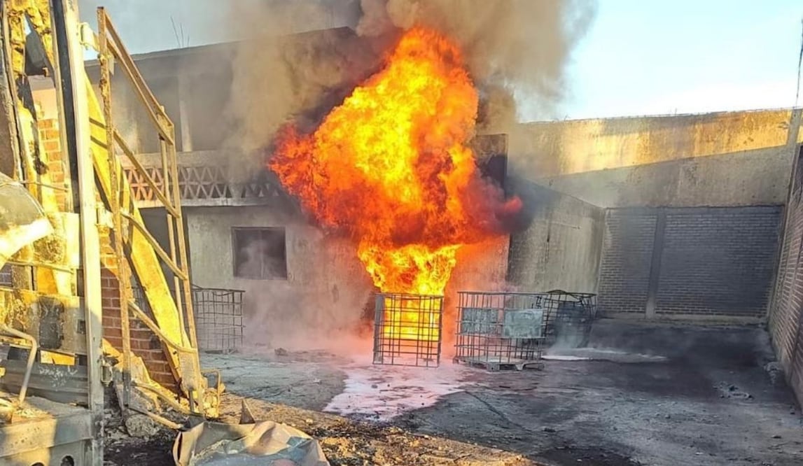 Incendio en bodega clandestina de combustible en La Piedad, Michoacán; casas y autos calcinados. Foto: Especial