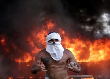 Venezuela opposition leader Juan Guaidó calls for uprising against Nicolás Maduro