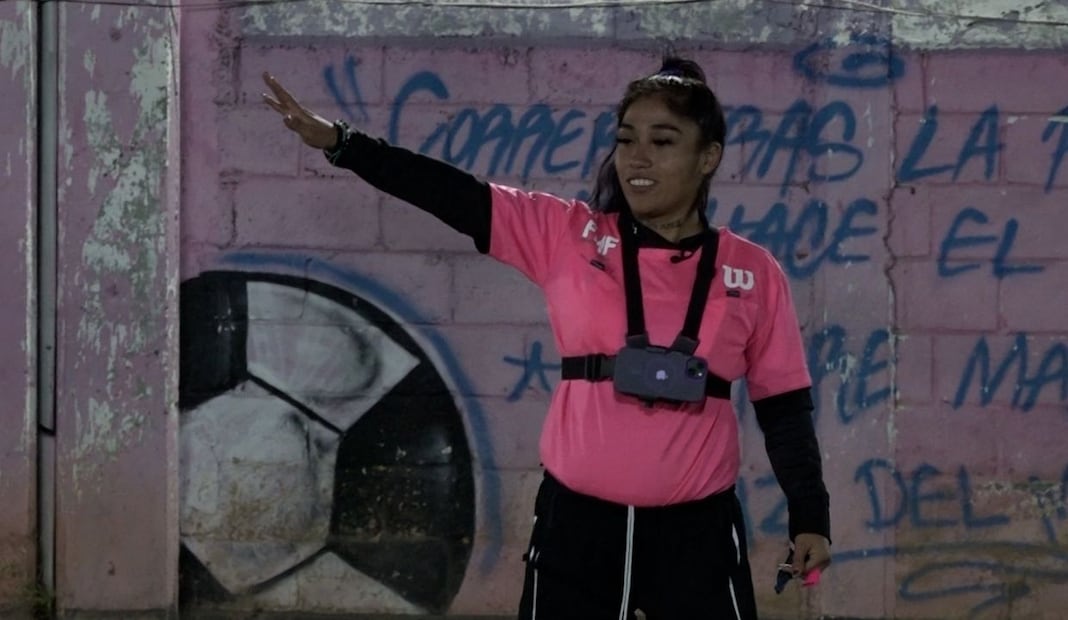 Árbitra Anahí "Banana" rompe barreras en el futbol varonil; enfrenta machismo y violencia. Foto: Especial