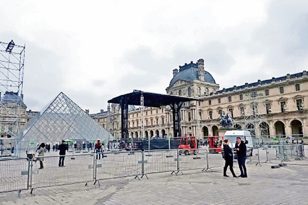 Emmanuel Macron eligió la explanada del Museo del Louvre, en París, para celebrar un eventual triunfo en las elecciones de hoy. (INDER BUGARIN. EL UNIVERSAL)