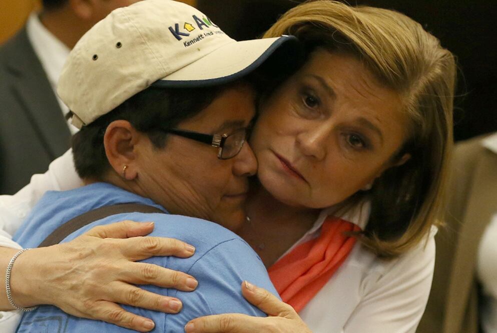 La titular de la PGR, Arely Gómez, abraza a una de las asistentes durante la reunión con padres de los 43 normalistas desaparecidos. Foto: Cortesía PGR