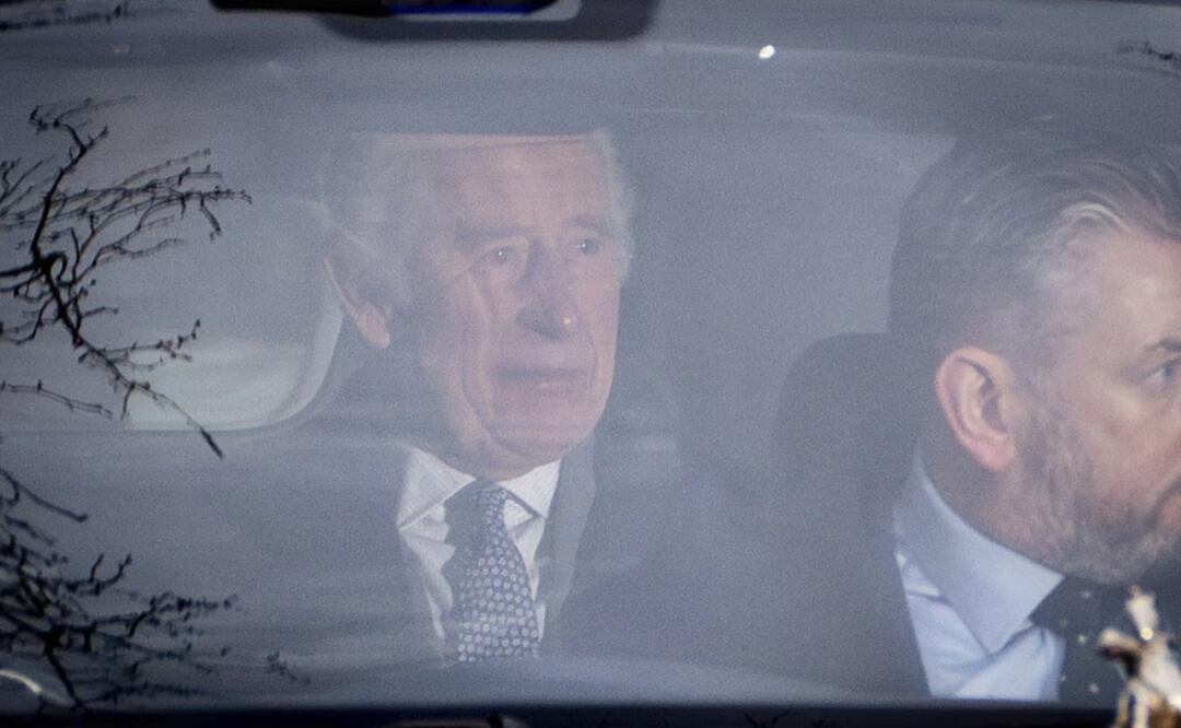 El rey Carlos III abandona la residencia Clarence House, en Londres, el martes 6 de febrero de 2024. Foto: AP