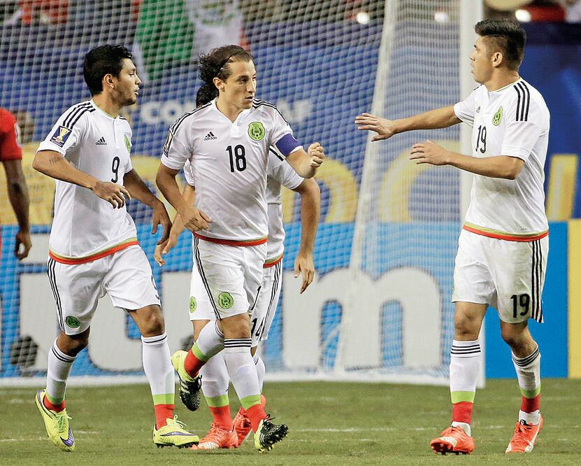 Andrés Guardado cumplió con su trabajo al marcar los dos polémicos penaltis con los que México vence a Panamá y avanza a la final de la Copa de Oro (DAVID GOLDMAN. AP)