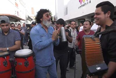 Celso Piña sorprende a músico y se echa “palomazo” en calles de Tamaulipas