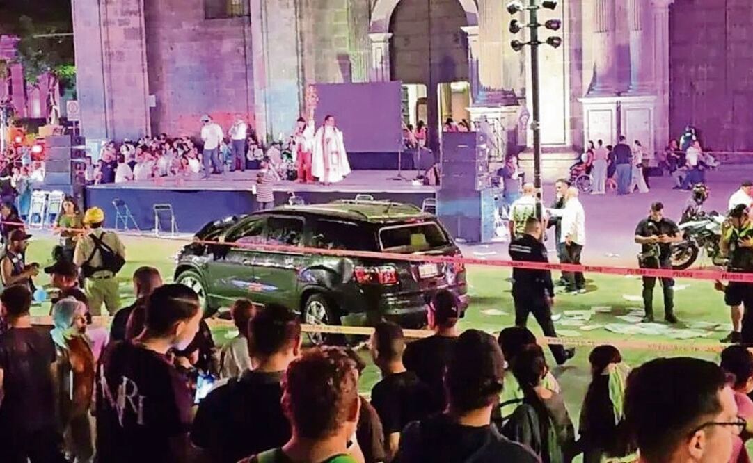 La camioneta se fue contra una manifestación que se realizaba a favor de la familia. Foto: Especial