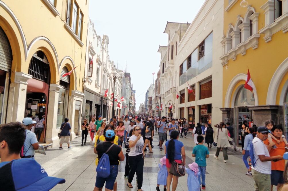 El desarrollo económico de Perú se ha visto frenado por la corrupción que hay en el país. El Producto Interno Bruto descendió de 3.9%, en 2016, a 2.8% en 2015, mientras que el desempleó aumentó de 3% a 3.5% en el mismo periodo.