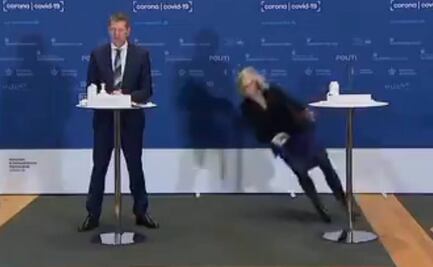 Funcionaria de Dinamarca se desmaya durante anuncio de suspensión definitiva de vacuna AstraZeneca