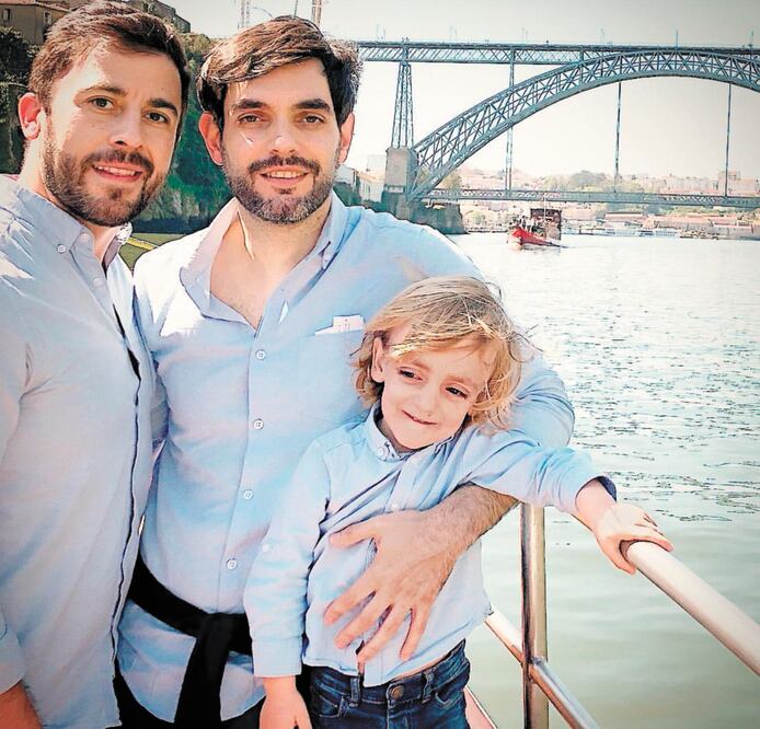 Alberto y Marcos tienen un niño que se llama Gonzalo, quien nació por un proceso de gestación subrogada. El menor sabe sus orígenes y en agosto irán a México a pasar tiempo con su mamá biológica. / CORTESÍA DE ALBERTO Y MARCOS